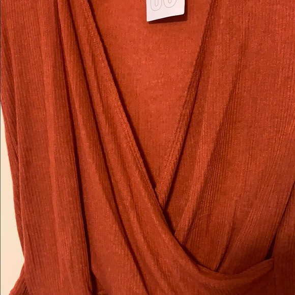 NEVER WORN deep swoop top from UO - Picture 2 of 3